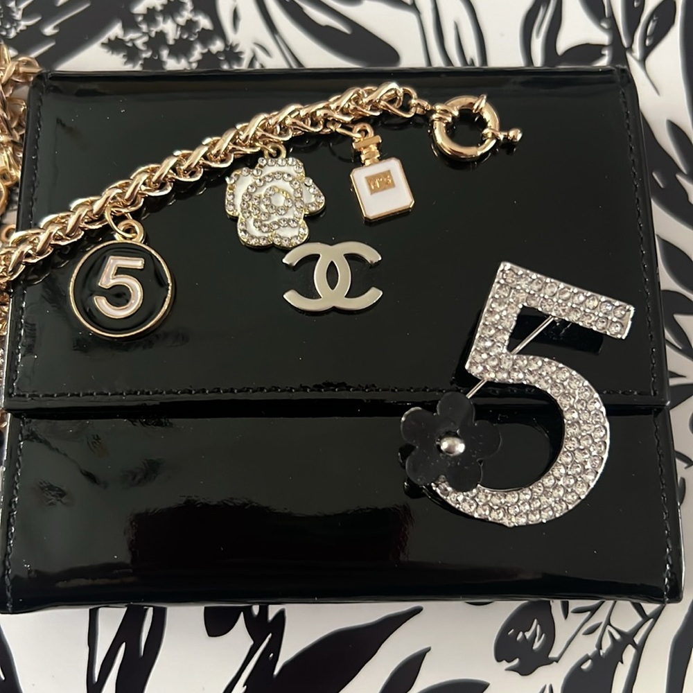 CHANEL Vintage Trifold Wallet Black Patent Leather - Picture 10 of 13